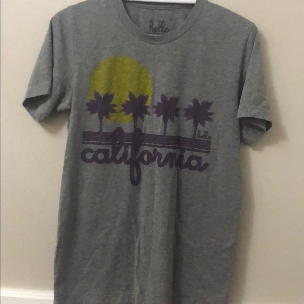 Grey Cali tee size small